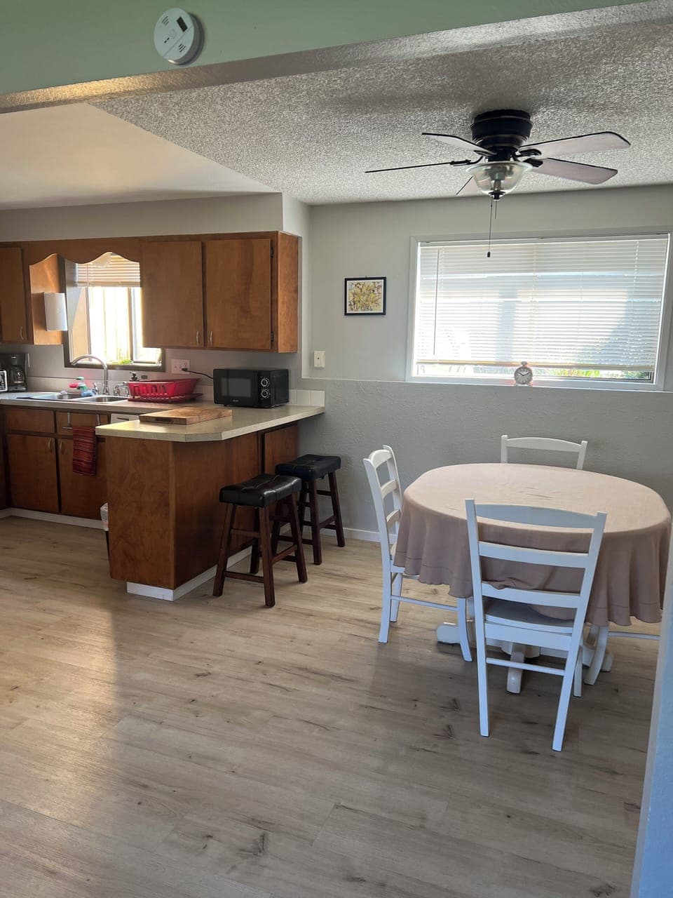 Kitchen, breakfast bar & dining