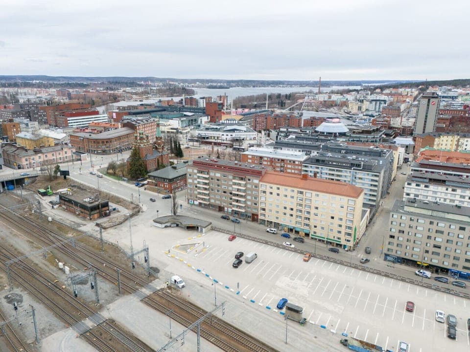 The property is located right in the heart of the city centre, close to all services. You can walk from the train station to the apartment within about five minutes.