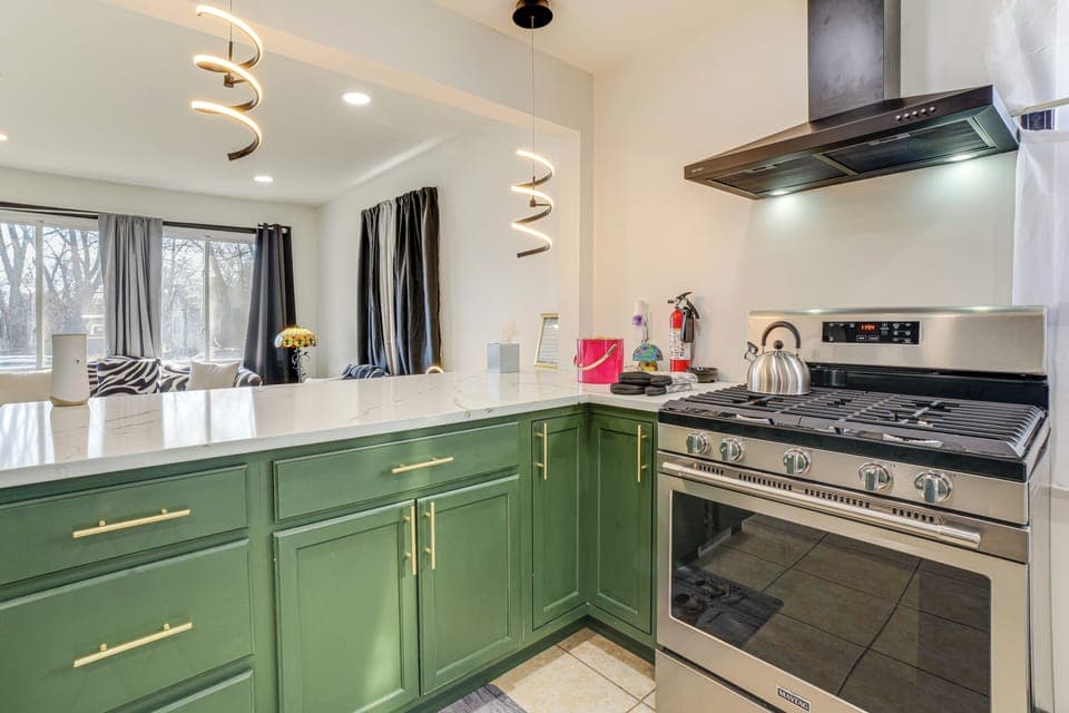 Kitchen | Dining Table | Free WiFi | Central Air Conditioning/Heat