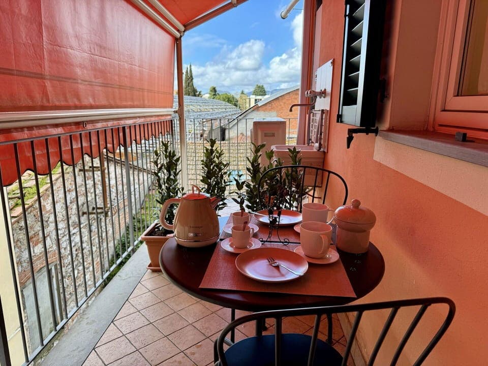 Furniture, Flowerpot, Chair, Outdoor Table, Outdoor Furniture, Houseplant, Kitchen & Dining Room Table, Balcony, Wood Stain, Coffee Table