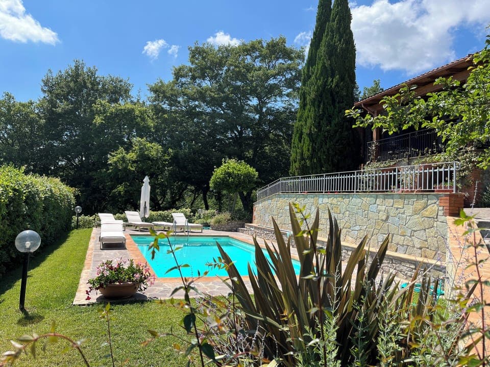 24hr Private Pool & Deck: landscaped; recliner sun loungers; canopy umbrella