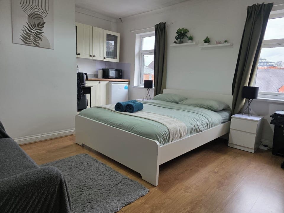 Modern bright studio with all amenities. Fully equipped kicthen