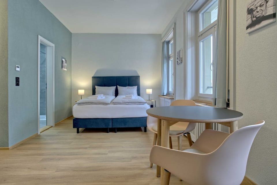 Living room / double bed / dining area / kitchen