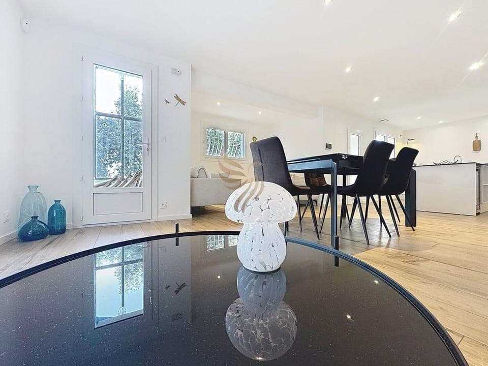 Espace accueillant où la simplicité du design moderne invite à des moments conviviaux. La luminosité naturelle et l'interaction avec l'extérieur ajoutent à l'atmosphère décontractée idéale pour se relaxer.