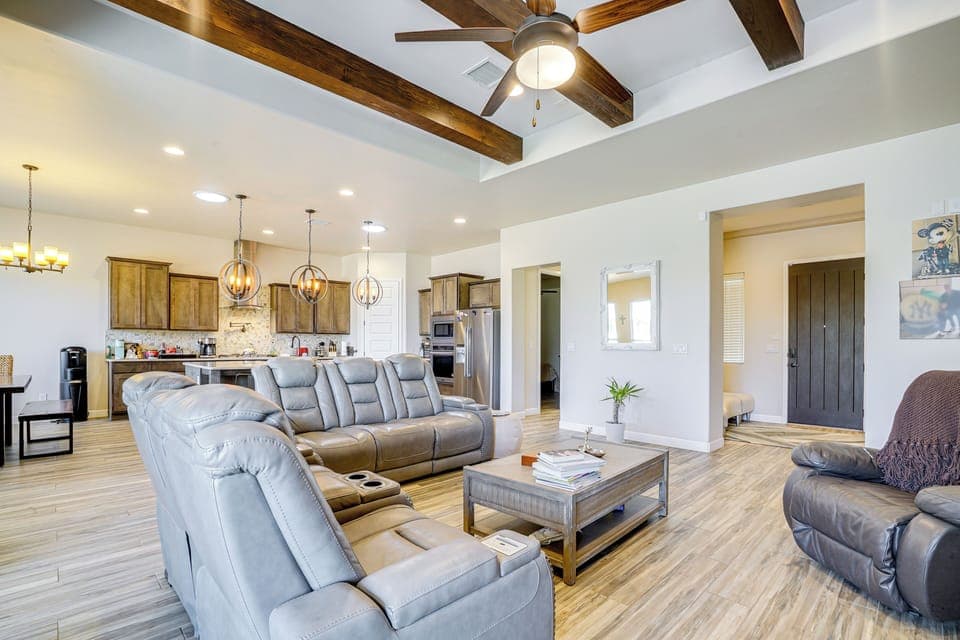 Living Room | Central A/C & Heat | Free WiFi | Smart TV