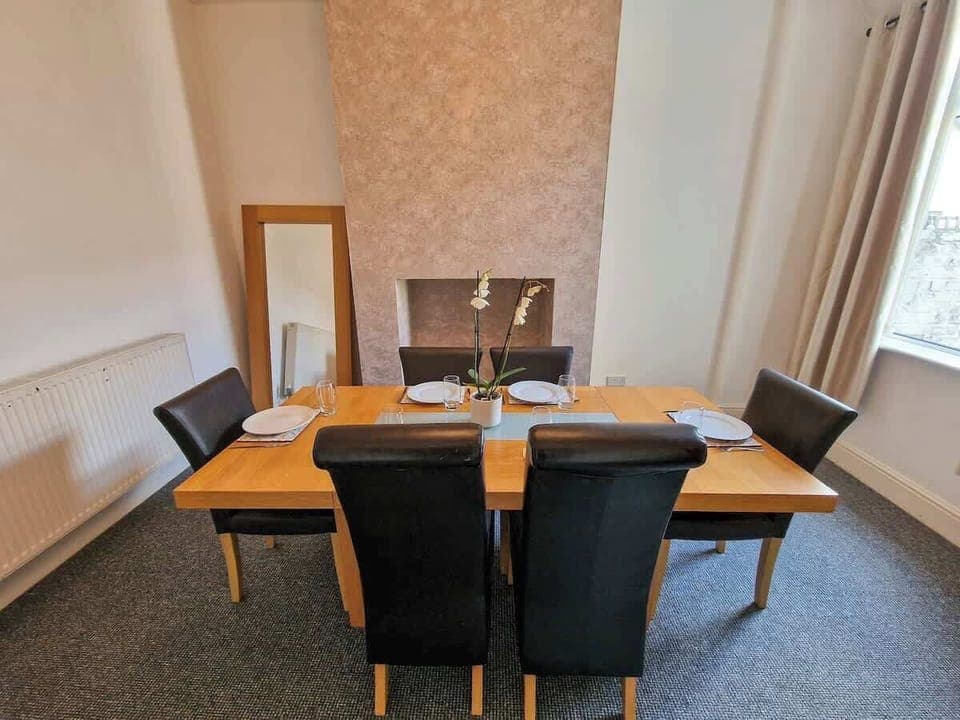 Whether it’s breakfast, dinner or drinks – enjoy it all around our spacious dining table.