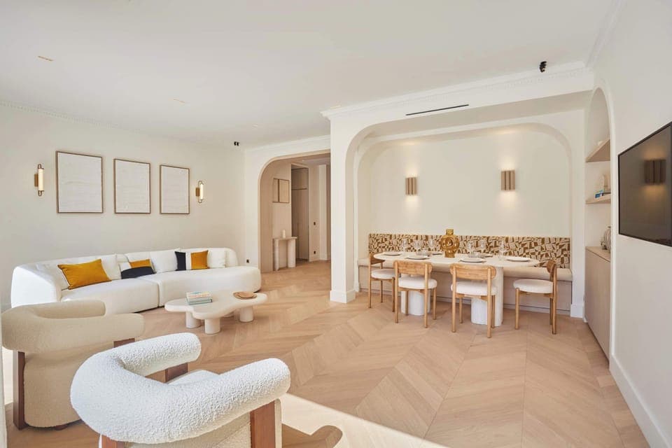 Salon avec canapé et table pour diner pour 6 personnes