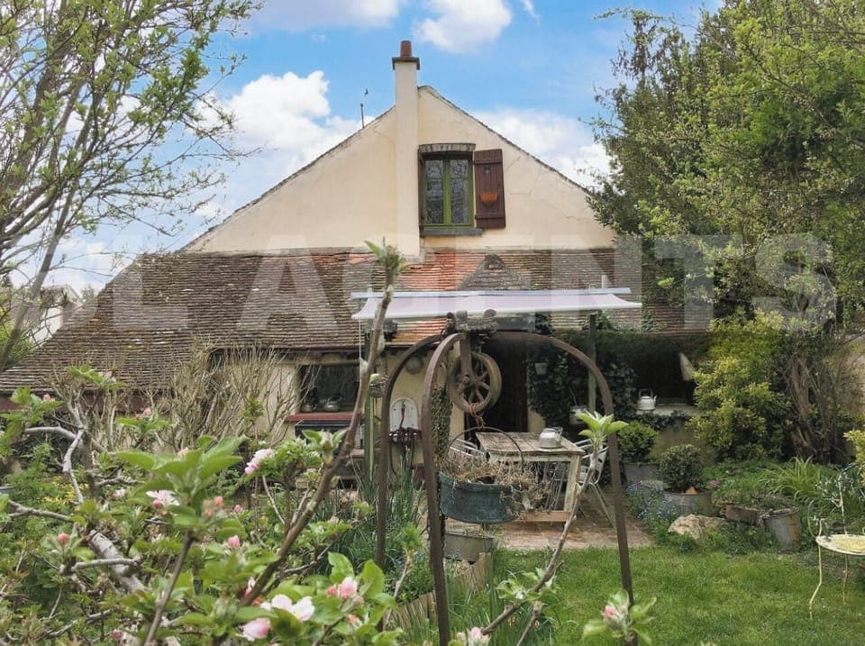 Garden with Guest entrance