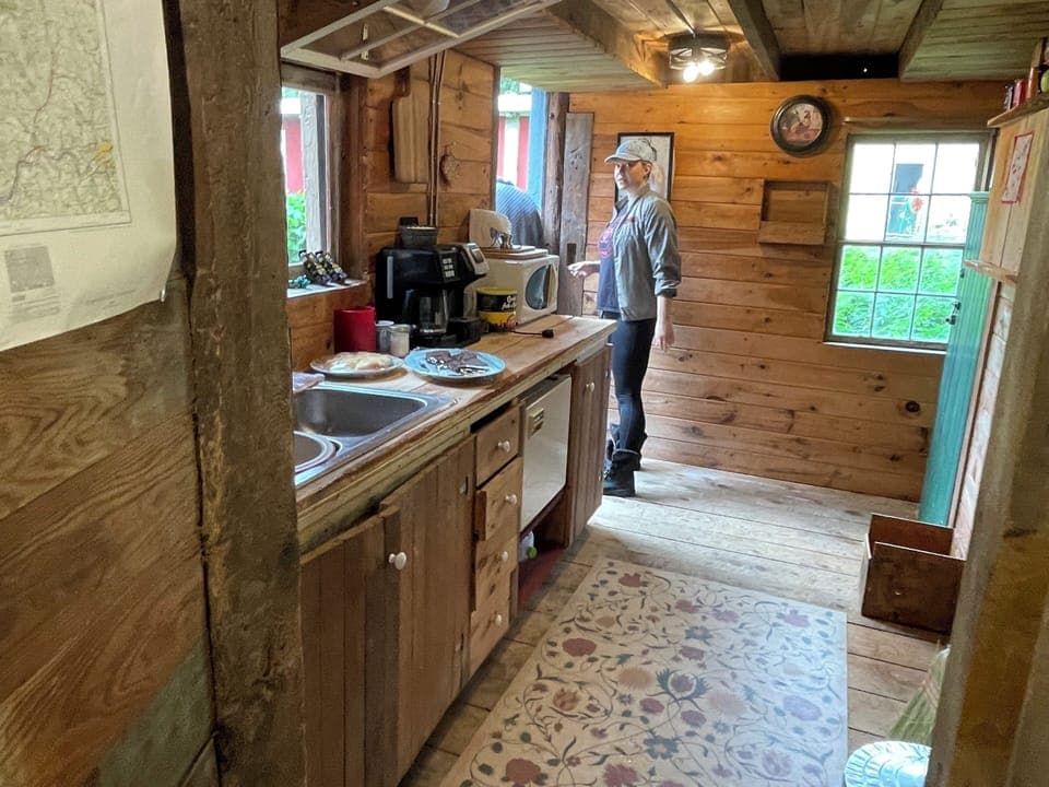 Shared barn, kitchenette. Coffee, microwave, and baked goods provided.