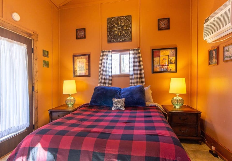 Cabin #1, Queen bed