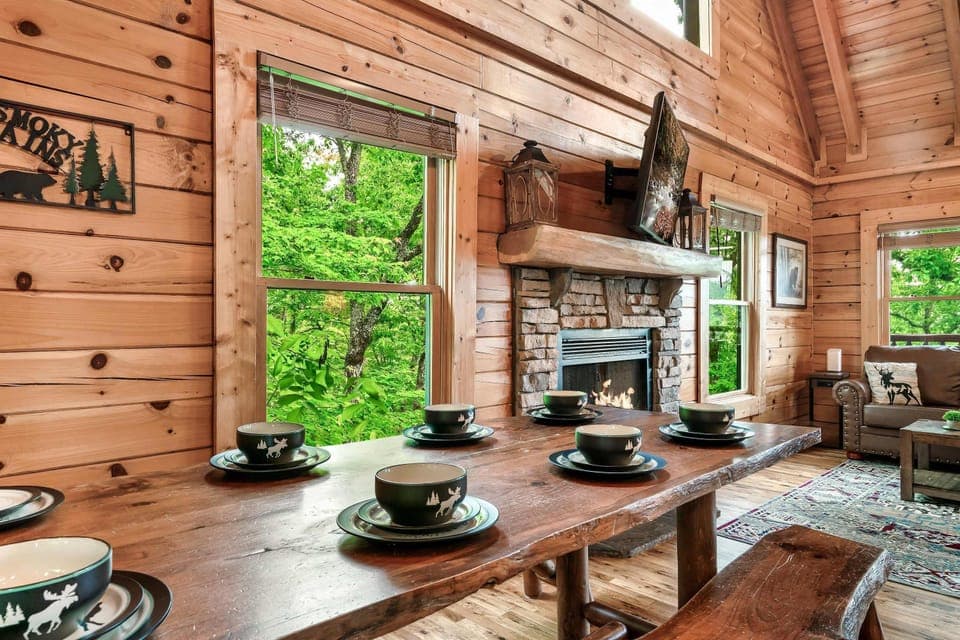 Wide dining table to accommodate large groups and share great moments together