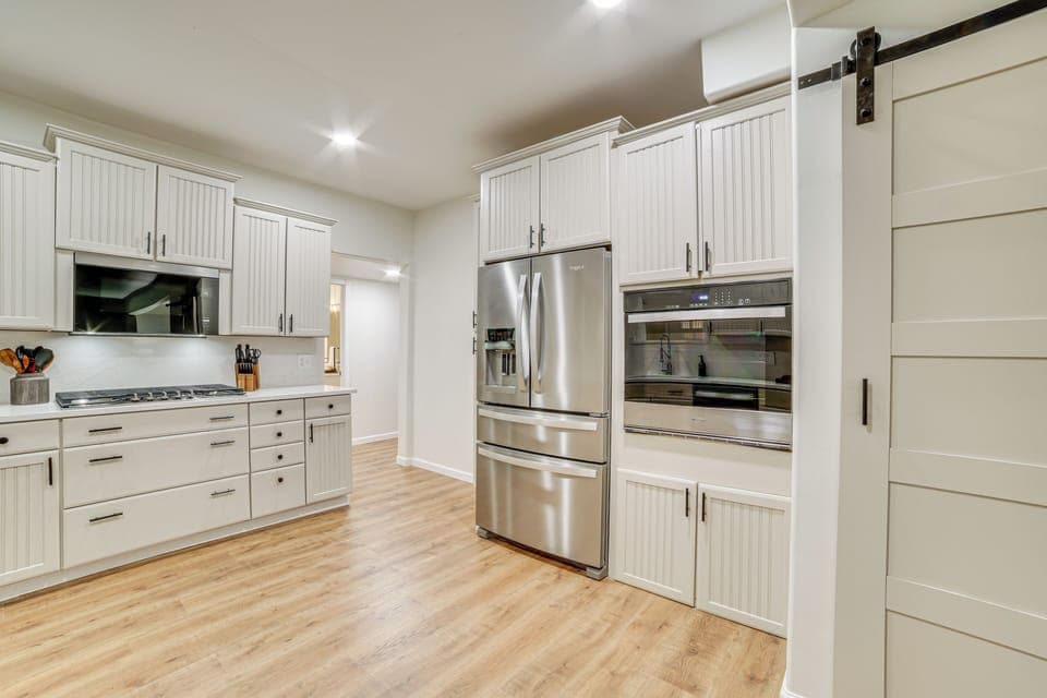 Kitchen | 1st Floor | Dual Drip/Keurig Coffee Maker