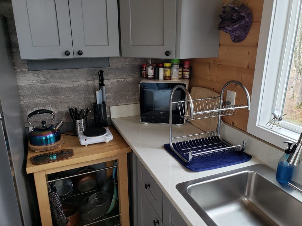 The kitchenette has a single burner, but no oven.