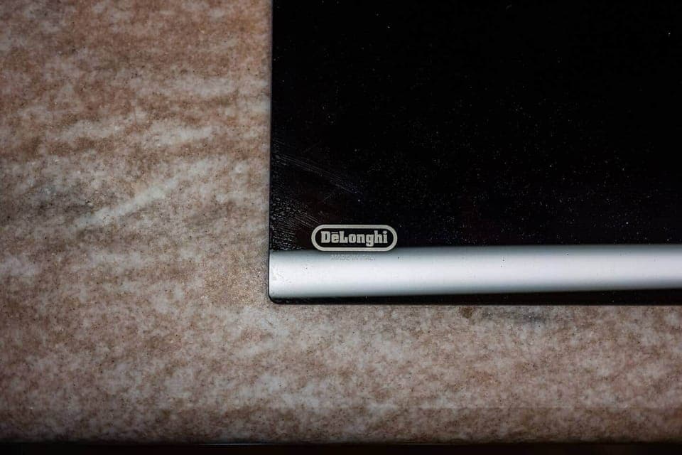 Piano cottura ad induzione DeLonghi.