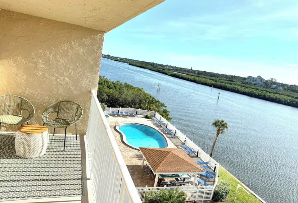 Enjoy Intracoastal views from your private 5th floor balcony. 