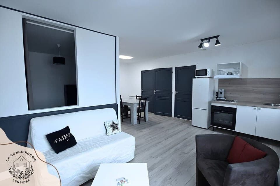 SALON OUVERT SUR LA CUISINE ET SALLE A MANGER