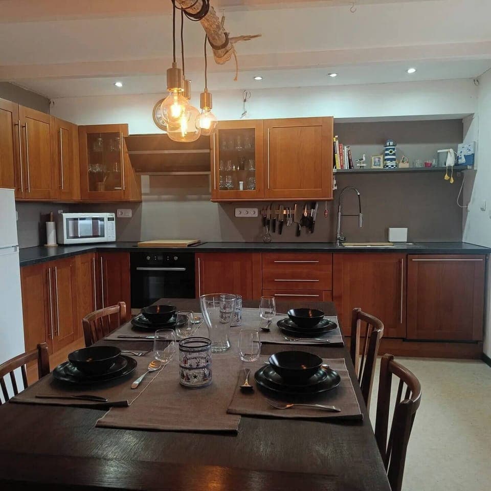 Fully fitted kitchen including dishwasher