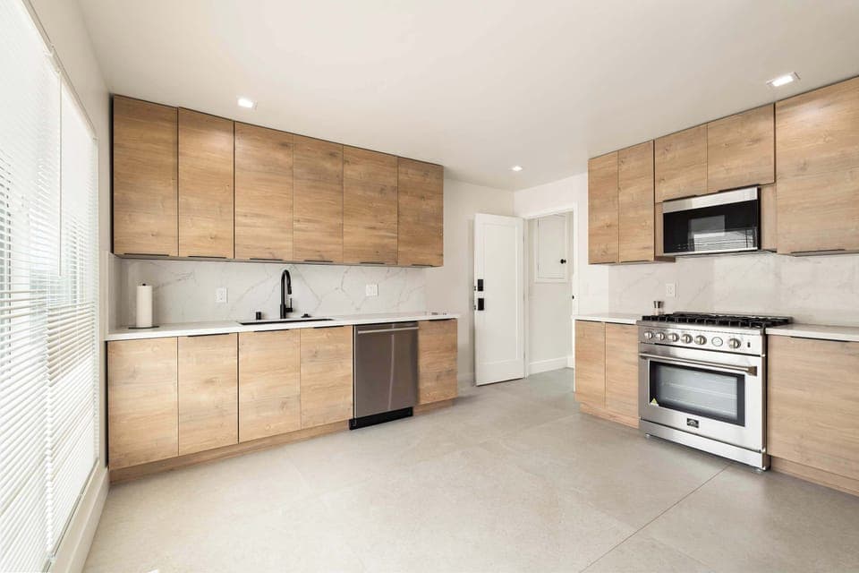 Modern, fully equipped kitchen! Prepare delicious meals in our stylish space with sleek cabinetry and stainless steel appliances. Enjoy the ample counter space and natural light. Perfect for cooking enthusiasts and those who love to entertain.