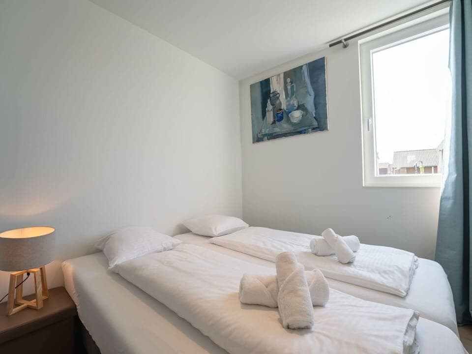 Bedroom, Bed, Bed Sheet, Bedding, Apartment, Bed Frame, Linens, Throw Pillow, Pillow, Mattress