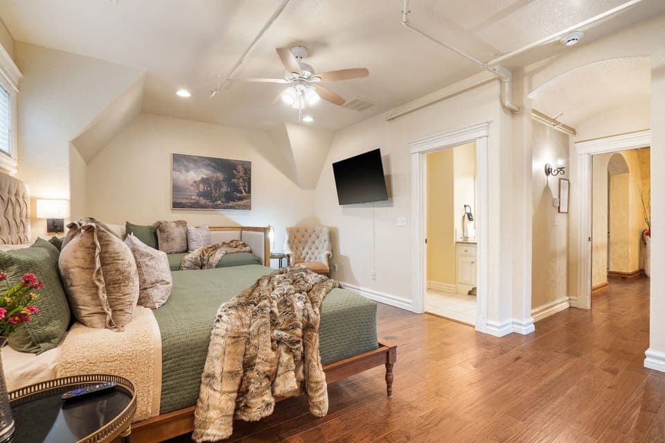 Upper level King bedroom #2 w/ daybed and attached bathroom