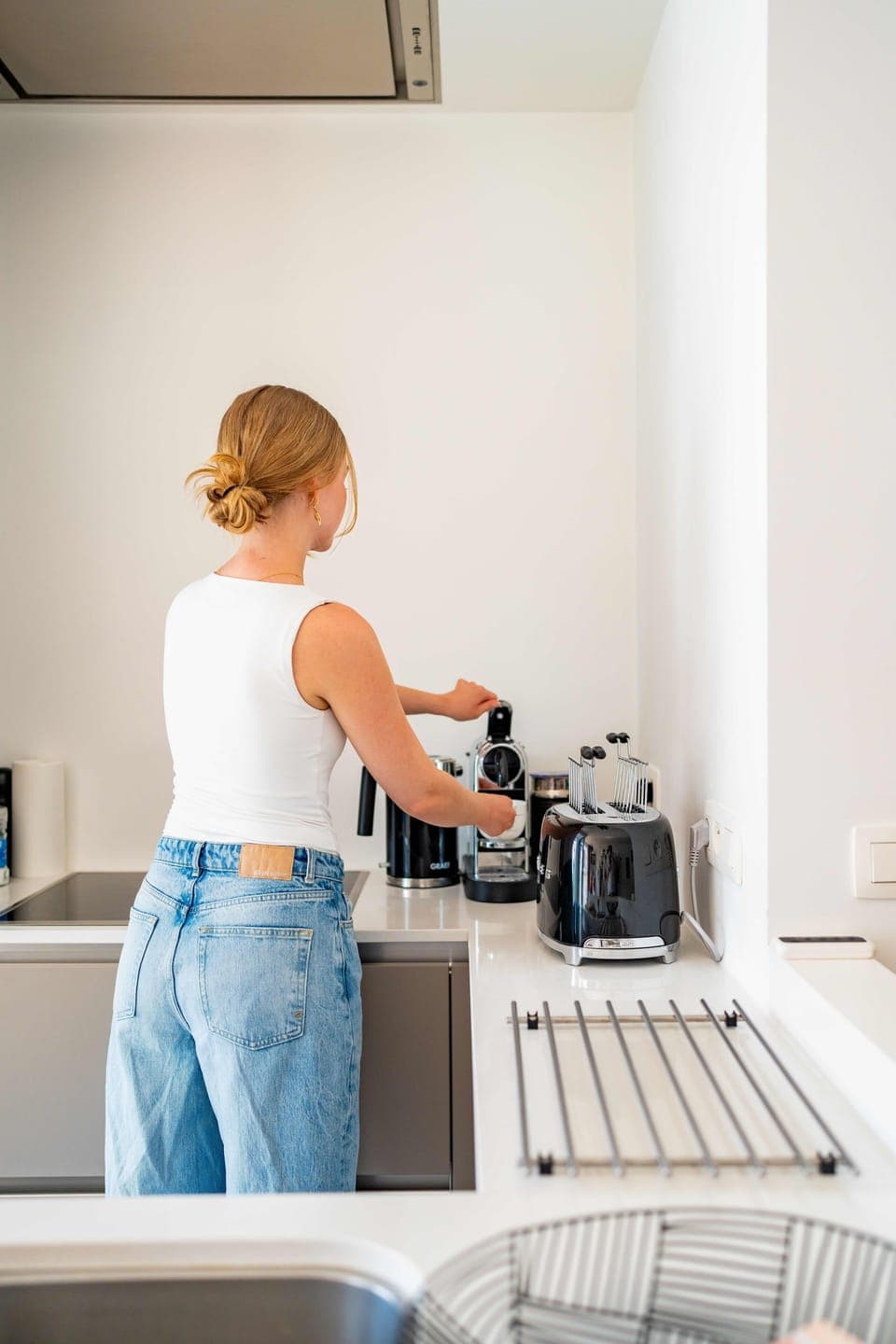 Modern kitchen in a holiday apartment in Antwerp Zuid, fully equipped for a comfortable vacation rental.