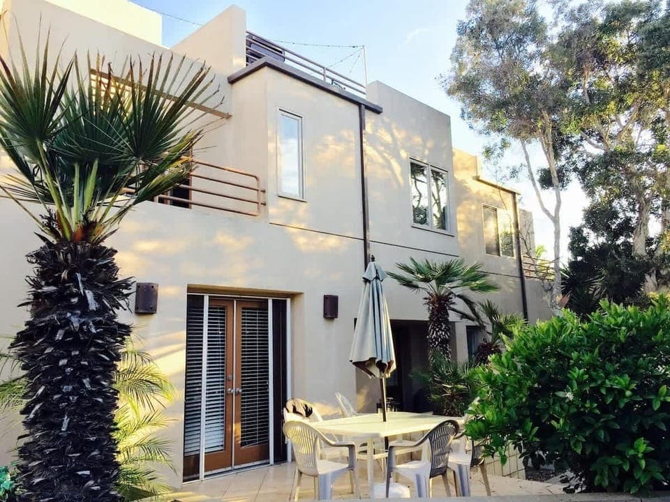 The unit is in the second level. Lower patio is not included (it belongs to different unit)