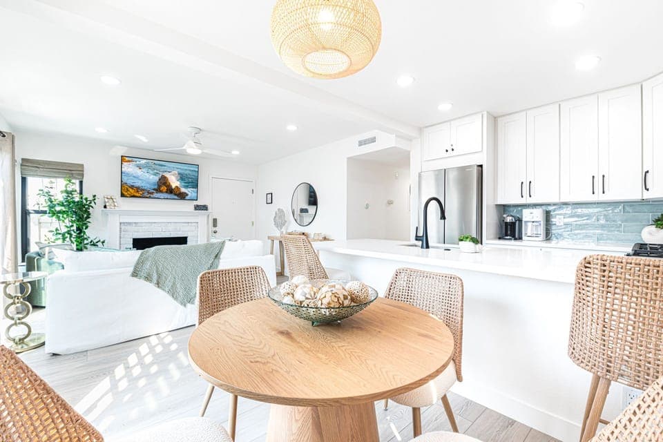 Bright, modern living meets coastal ease in the open-plan living and dining area, relax, stream, dine and unwind in style
                