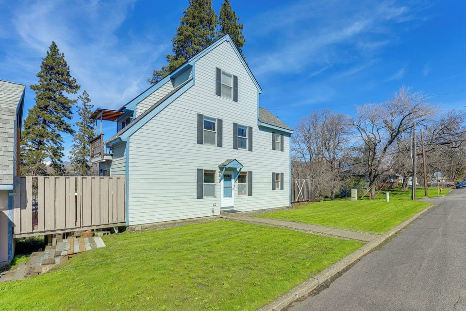 Hood River Vacation Rental | 3BR | 1.5BA | 1,400 Sq Ft | Stairs Required