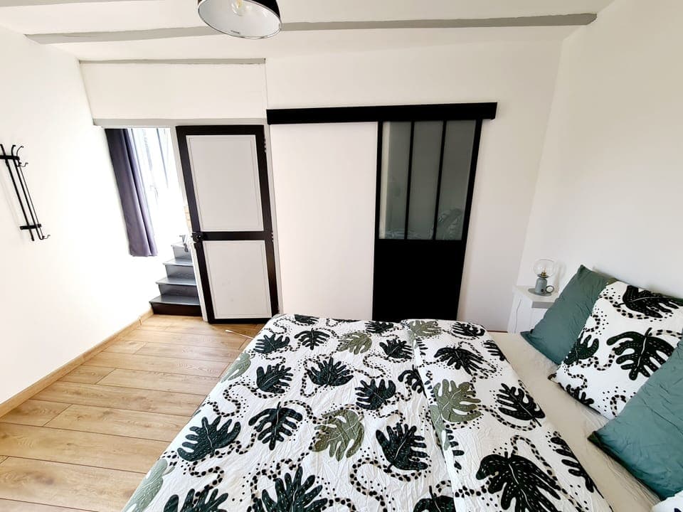 Bedroom 1, Bathroom sliding door