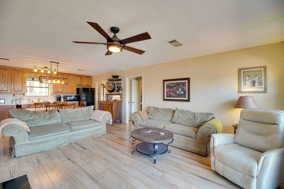 Living Room | Central Heating & A/C | Smart TV | Free WiFi | Main Level