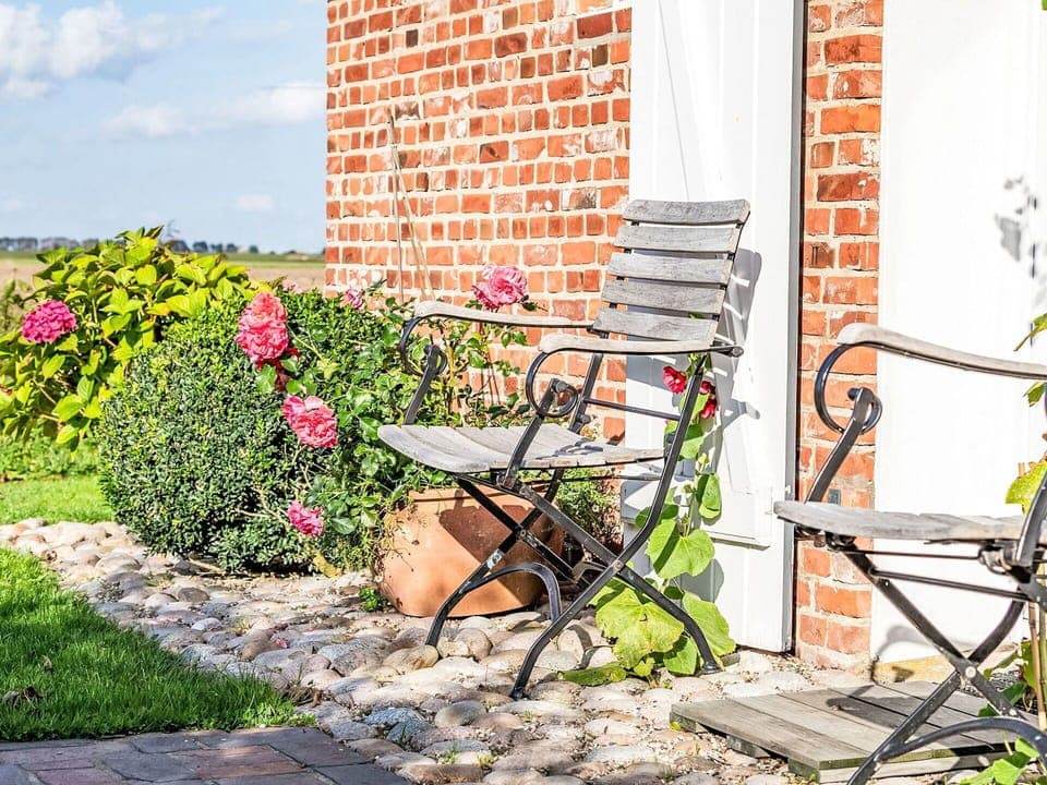 Furniture, Flowerpot, Outdoor Furniture, Garden, Chair, Houseplant, Yard, Backyard, Landscaping