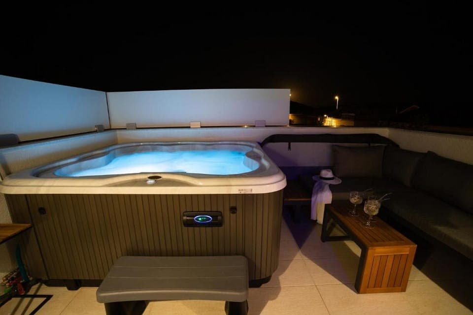 Outdoor spa tub