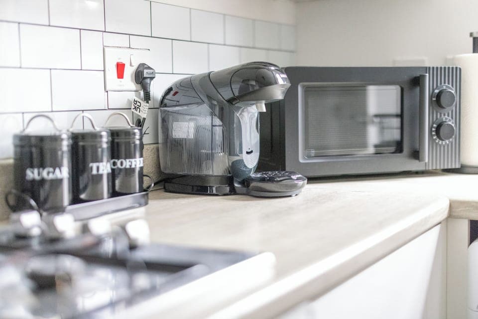 From morning coffee to evening meals, this stylish kitchen has you covered with all the essentials