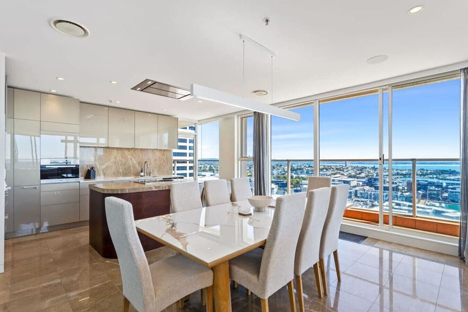 Open-plan dining next to kitchen & lounge – Seamless flow between cooking, eating and relaxing in luxury.