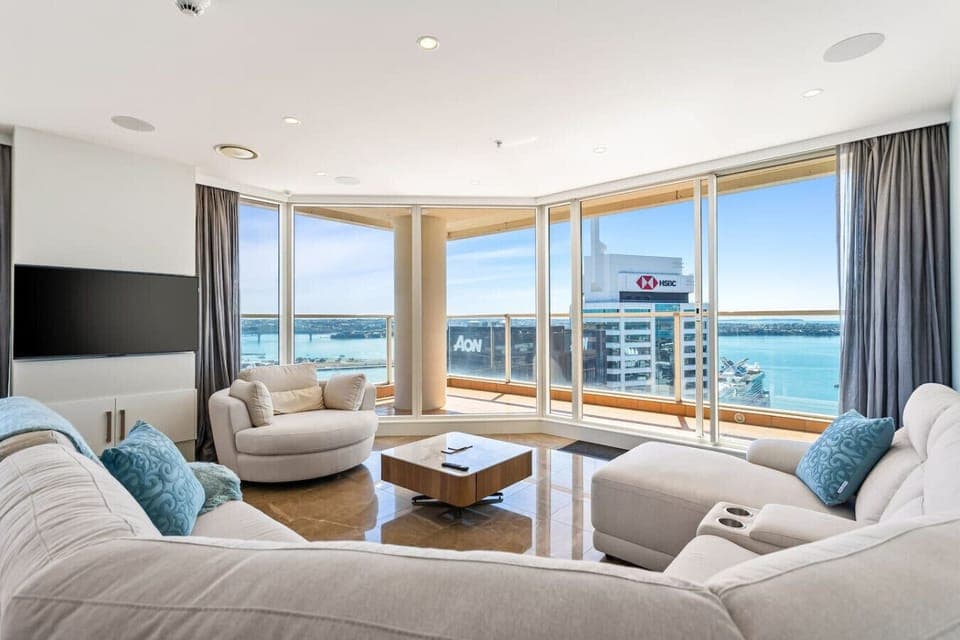 Panoramic views over Auckland & the harbour – Relax in comfort while taking in the incredible city skyline through floor-to-ceiling windows.