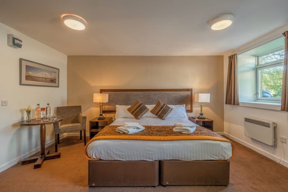 Unit with 1 Double size bed. Exact unit will be assigned upon arrival. Views, colors and decor may vary.