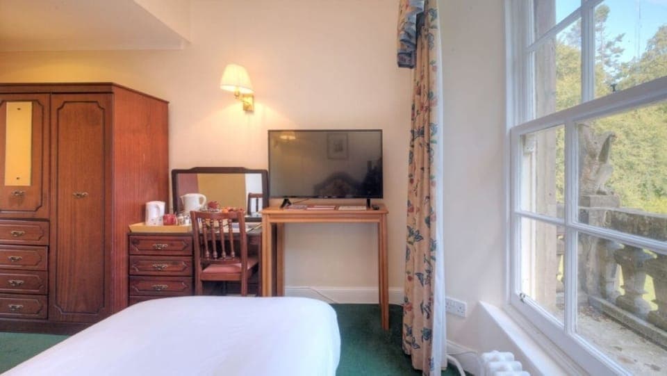 Unit with single bed