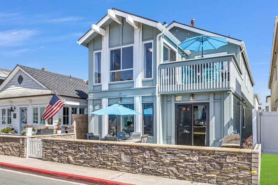 Dolphin Sanctuary: Upper and lower units, sleeping 10 guests.