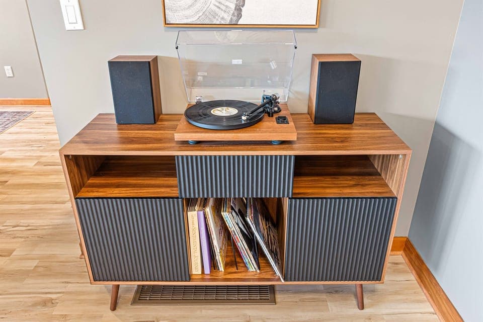 Spin a record, turn up the vibes! Our retro record player and vinyl collection set the soundtrack for your stay. 🎶🪩