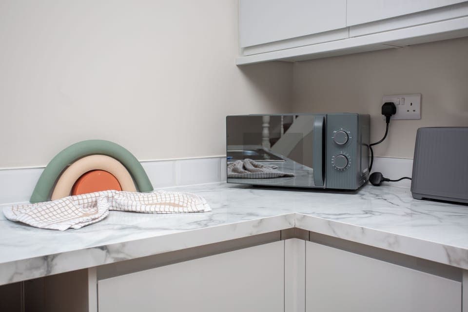 This compact yet powerful microwave is ideal for warming drinks, snacks, or pre-prepared meals. A handy addition for stress-free self-catering.