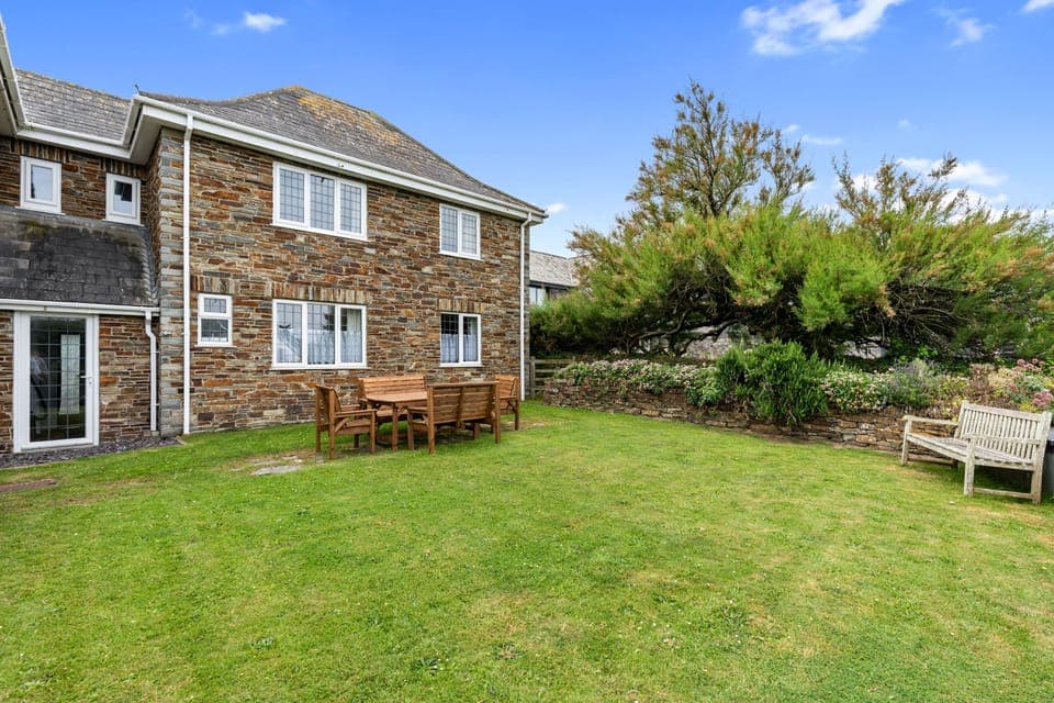 garden and outdoor seating at Morwennol Holiday Home, Harlyn bay , Padstow