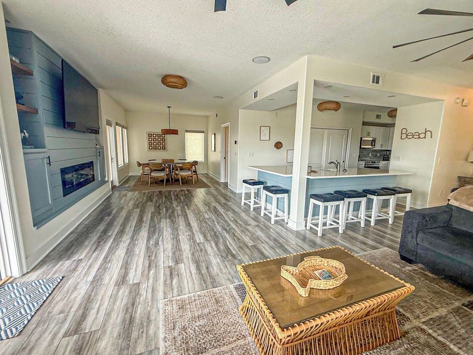 Dining with seating for 12, and amazing views!