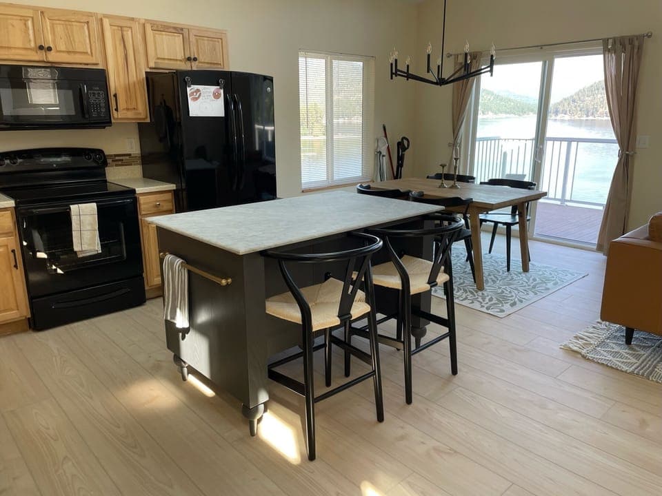 Kitchen with island seating and dinning area. 
