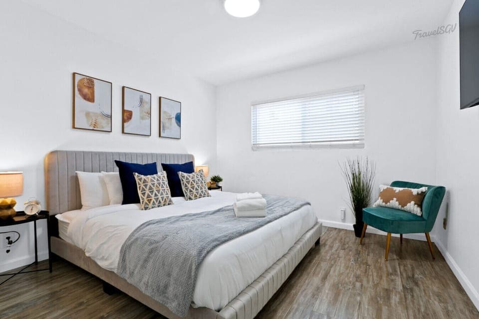 Late nights, early mornings, or mid day naps. This king bed welcomes every kind of traveler #TravelSGVCertified