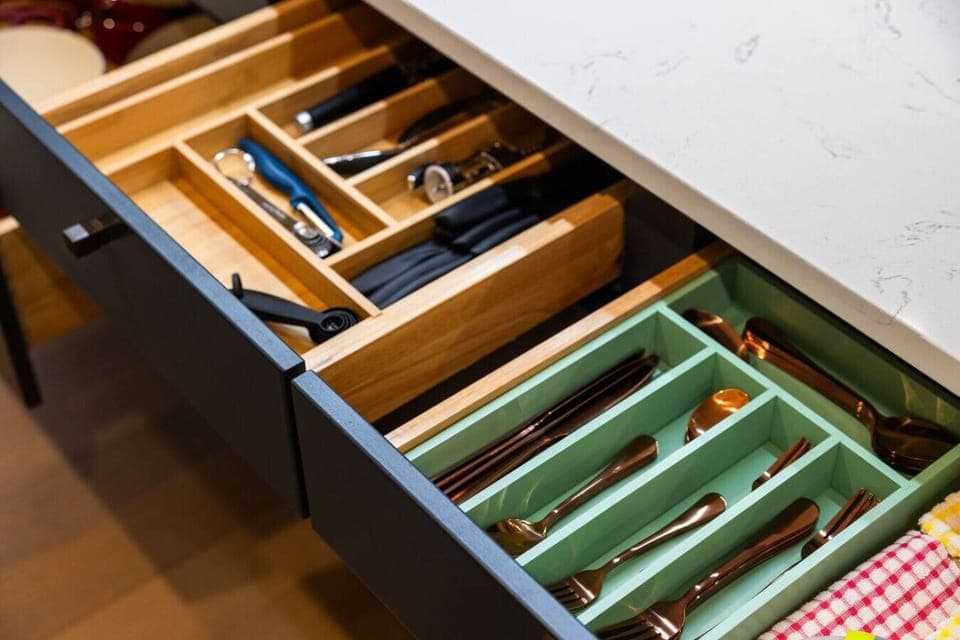 Every Detail Considered – From knives to spatulas, everything’s in its place—tidy, stylish, and ready for your next move.