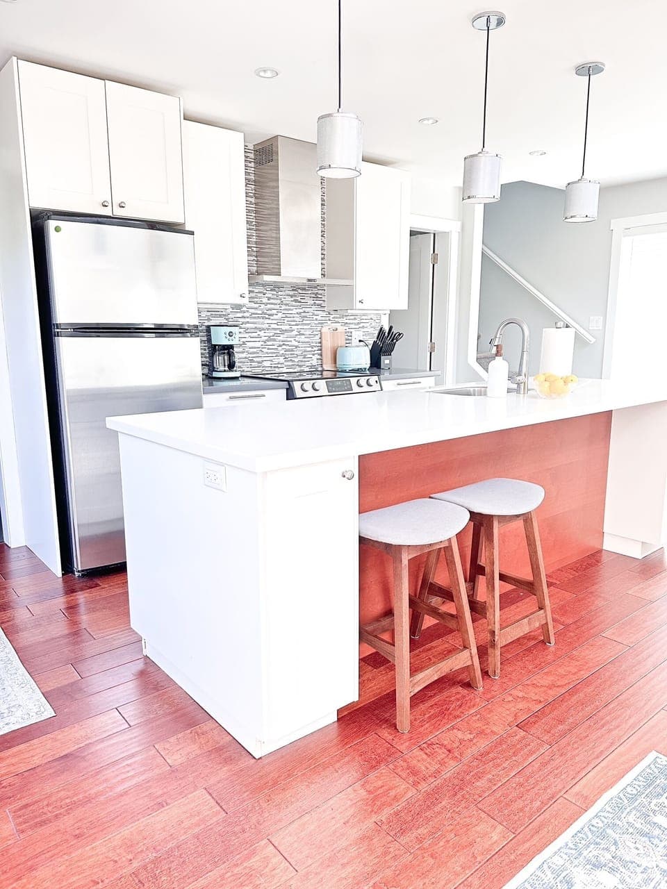 Fully equipped kitchen with island seating.