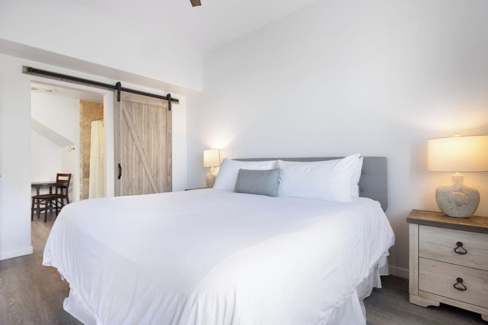 Strand Way B's primary bedroom.