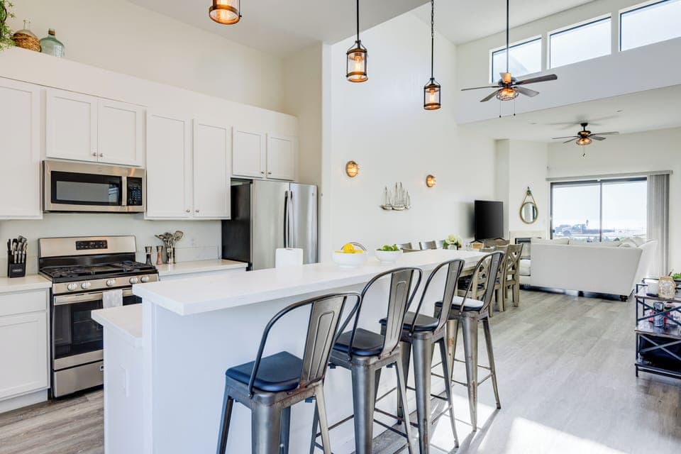 Pull up a stool at the kitchen counter and enjoy casual dining and conversations. (Strand Way A)