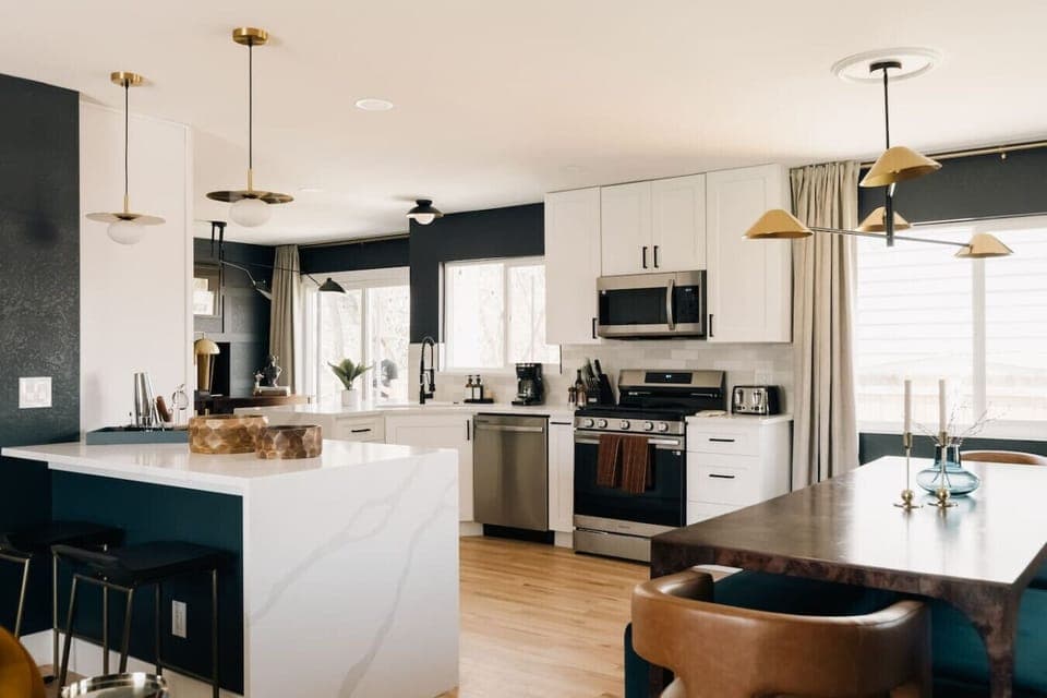 Stunning, fully stocked kitchen with designer finishes