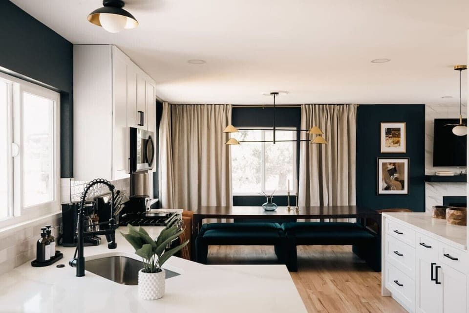 Stunning, fully stocked kitchen and dining room
